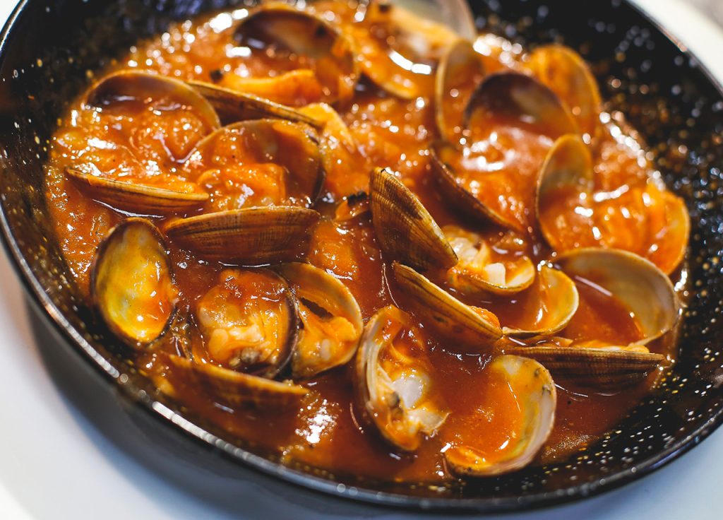 Almejas en salsa