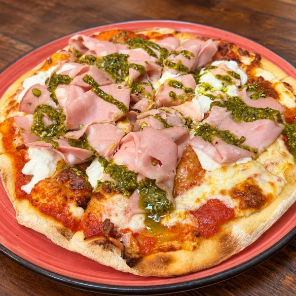 Pizza con mortadela y pesto · Restaurante Los Caballos