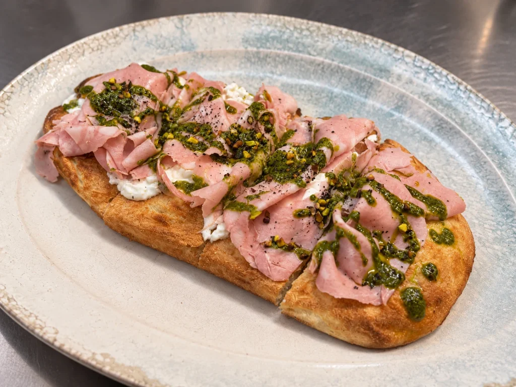 Focaccia con mortadela y pesto · Restaurante Los Caballos
