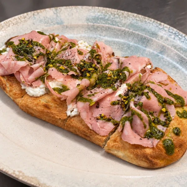 Focaccia con mortadela y pesto · Restaurante Los Caballos