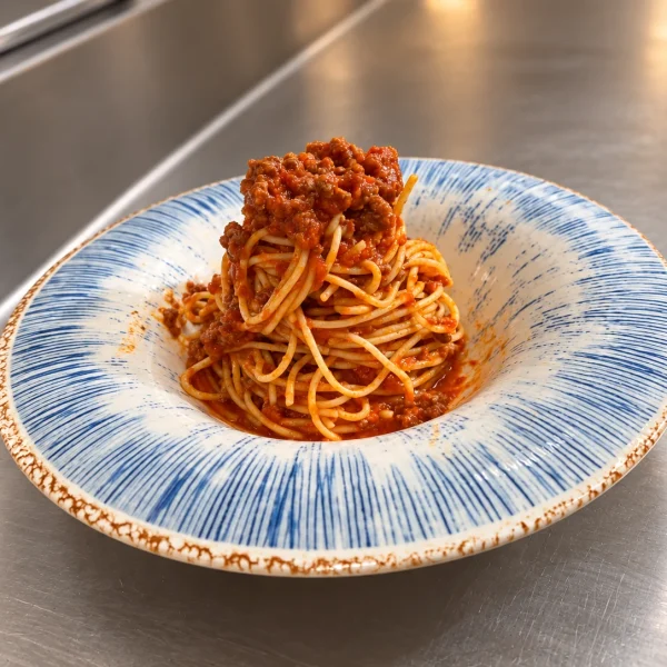 Espaguetis con salsa de tomate y carne · Restaurante Los Caballos