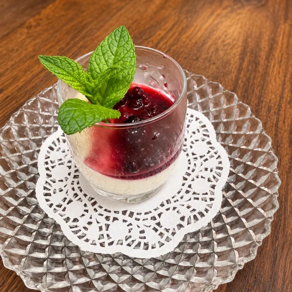 Postre con frutos rojos · Restaurante Los Caballos