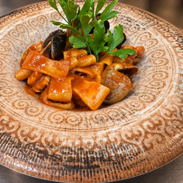 Pasta con marisco en salsa de tomate · Restaurante Los Caballos